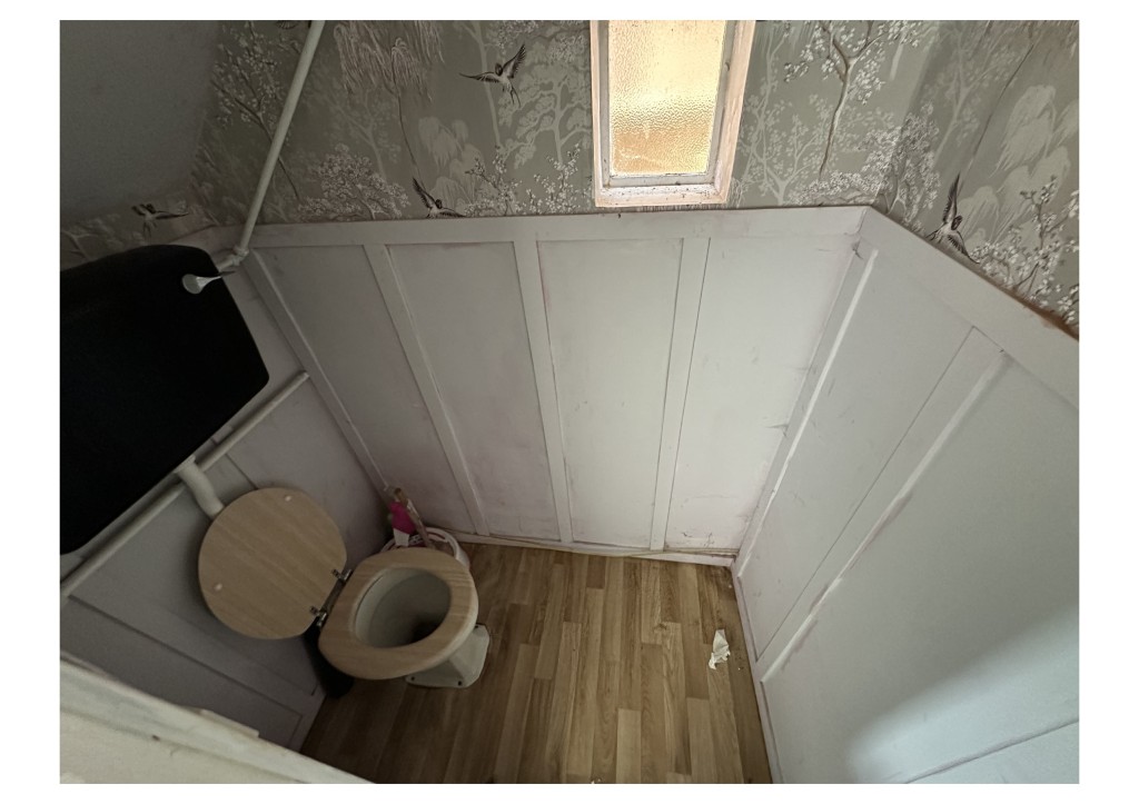Lot: 171 - SEMI-DETACHED HOUSE WITH GARDEN TO FRONT AND REAR - WC located under the stairs